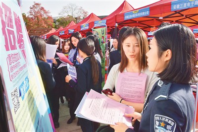 在安徽省合肥市蜀山区举办的“四送一服”高校毕业生专场招聘会现场，大学生在与企业招聘人员交流。葛宜年摄（人民视觉）